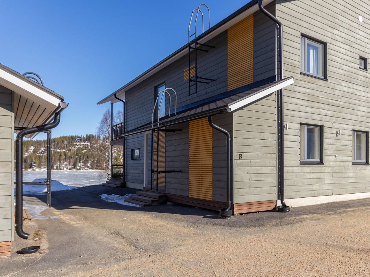 Hallan karhu b, paritalo in Ukkohalla, Kainuu