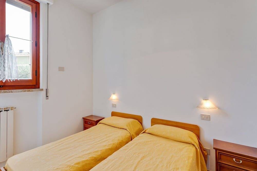 Entire apartment, Spacious Lakefront Apartment in Tuoro sul Trasimeno, Lake Trasimeno