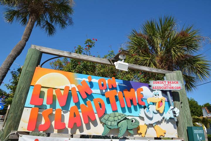 Vacation rental for 6 people, with pool and terrace as well as hot tub in Treasure Island