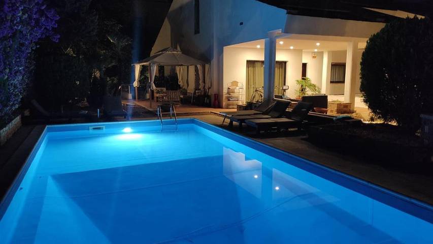B&b per 2 persone, con piscina e panorama nonché giardino, adatto a famiglie con bambini a Bari