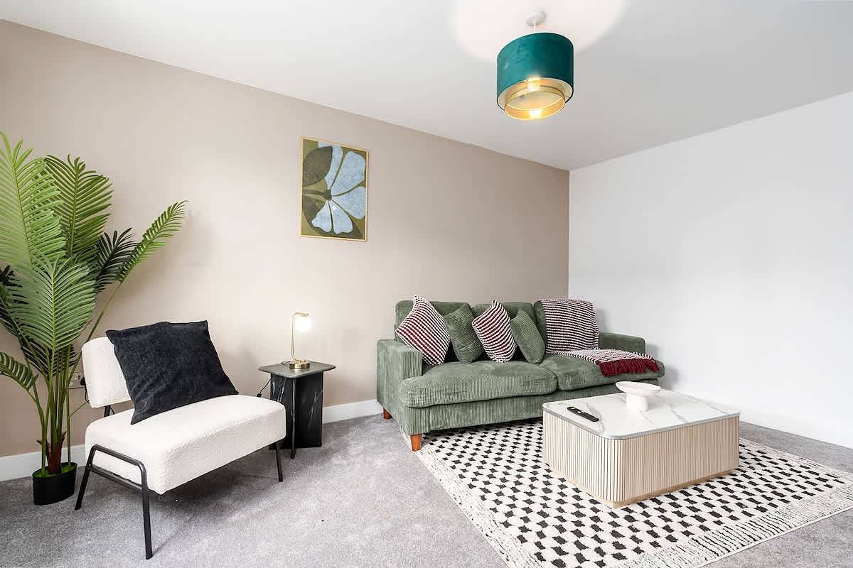 Perfect Booking | 3 Bed with Driveway Parking in Churchdown, Gloucestershire