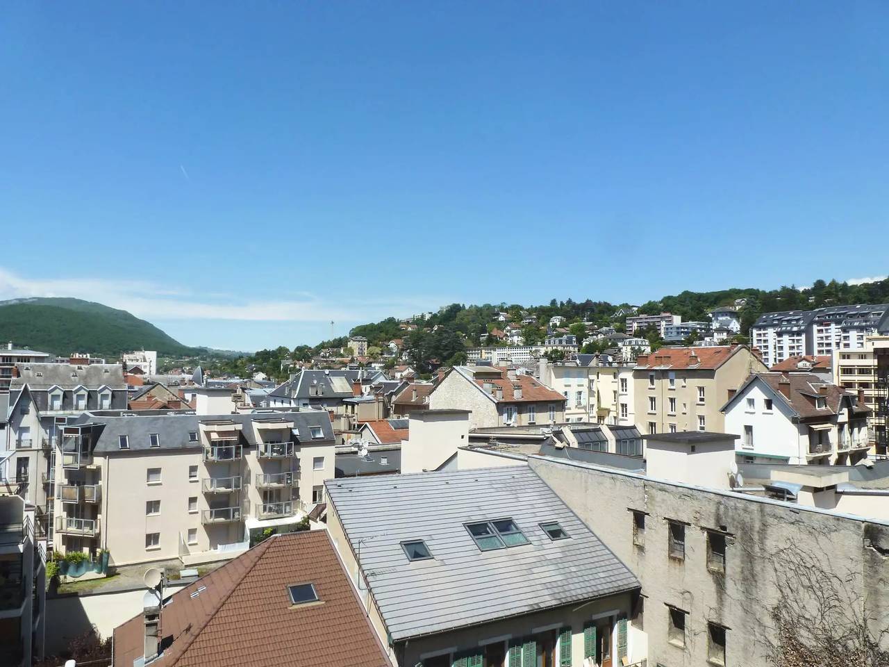 Entire apartment, Both quiet and downtown for this apartment! in Aix-les-Bains, Chambéry region
