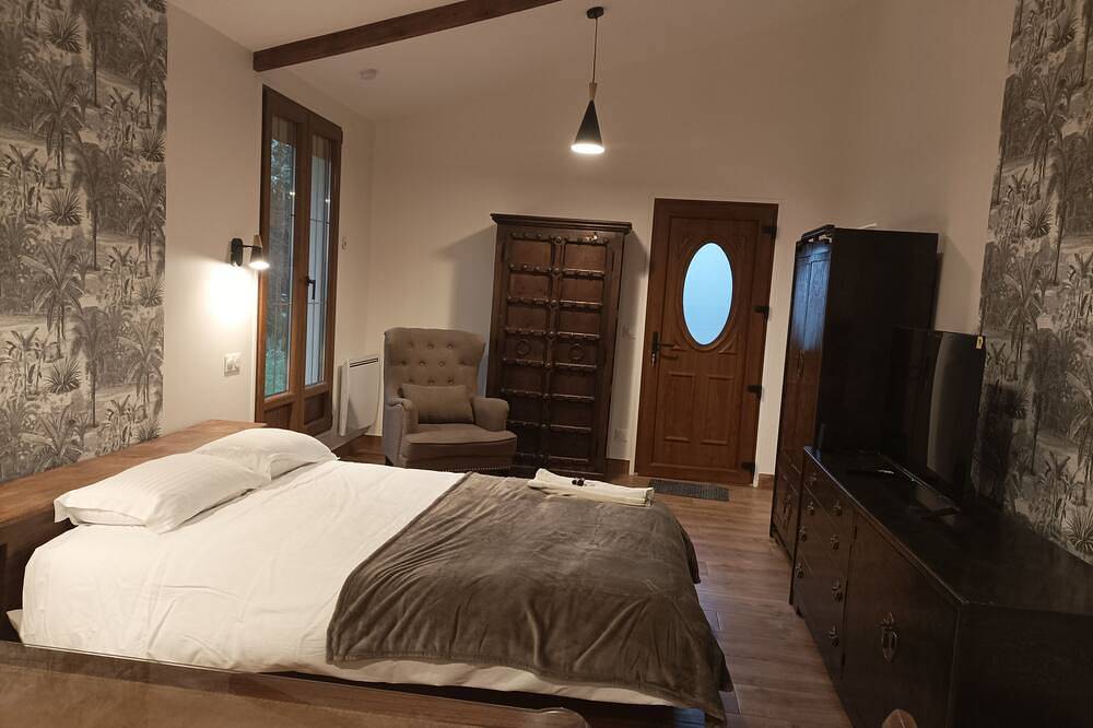 Iris Garden Cottage in Saint-Germain-en-Laye, Yvelines