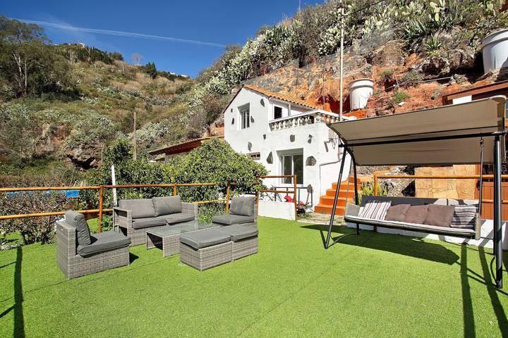 Maison de vacances "Casa Cueva" avec vue sur les montagnes, piscine privée et Wi-Fi in Las Rosadas, Teror