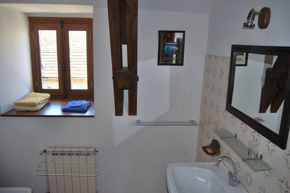 Appartement entier, Appartement spacieux, calme. Quercy. in Assier, Quercy