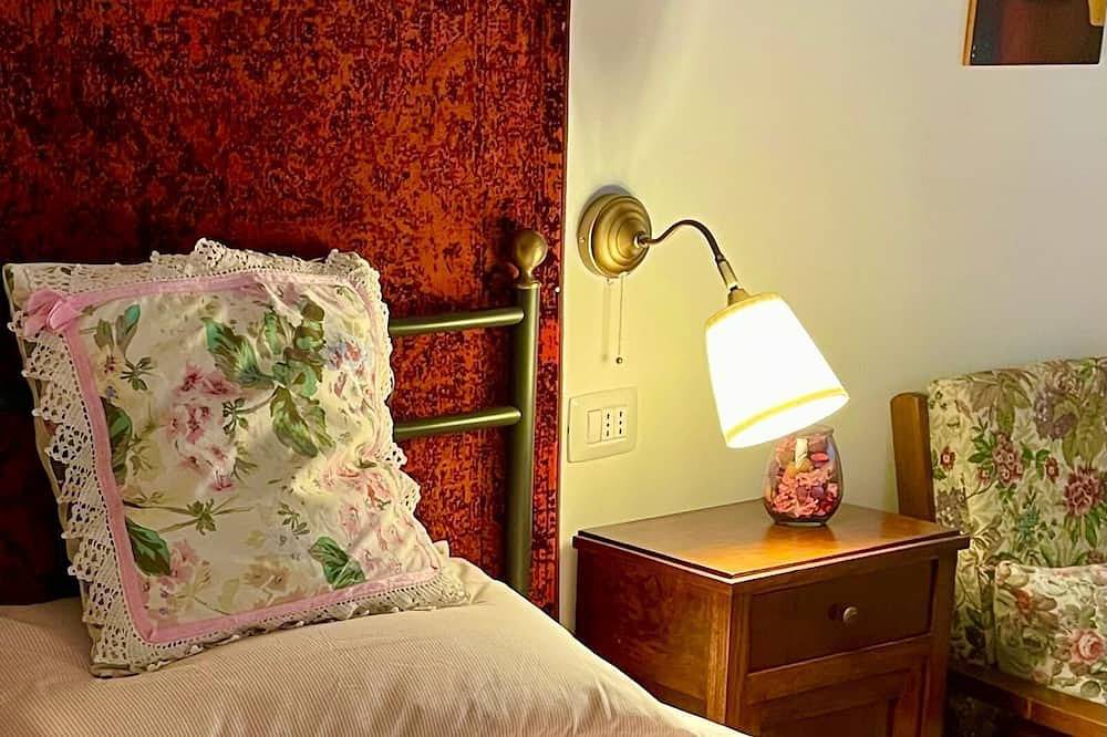 Two Private Rooms: with 1 room, with 2 rooms. Kitchen Living Room Parking in Reggio Emilia, Provincia de Reggio Emilia