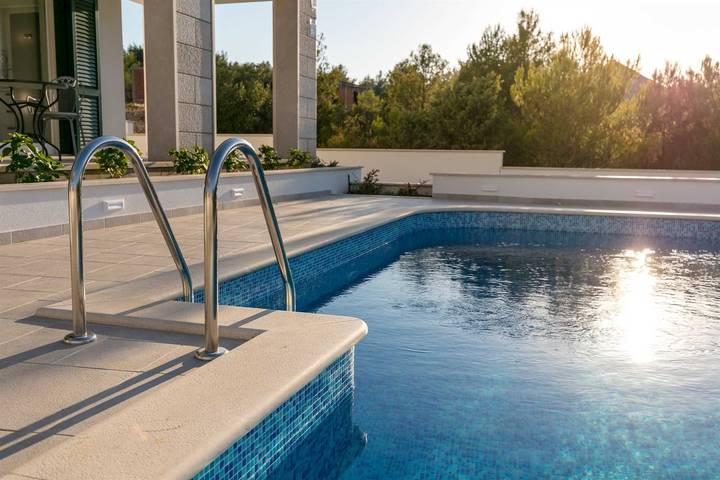 Villa pour 8 personnes, avec piscine et terrasse, animaux acceptés dans Brac - 4