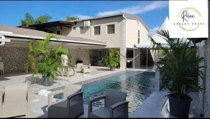 Gîte pour 2 personnes, avec jacuzzi et piscine ainsi que terrasse et sauna dans Guyane française