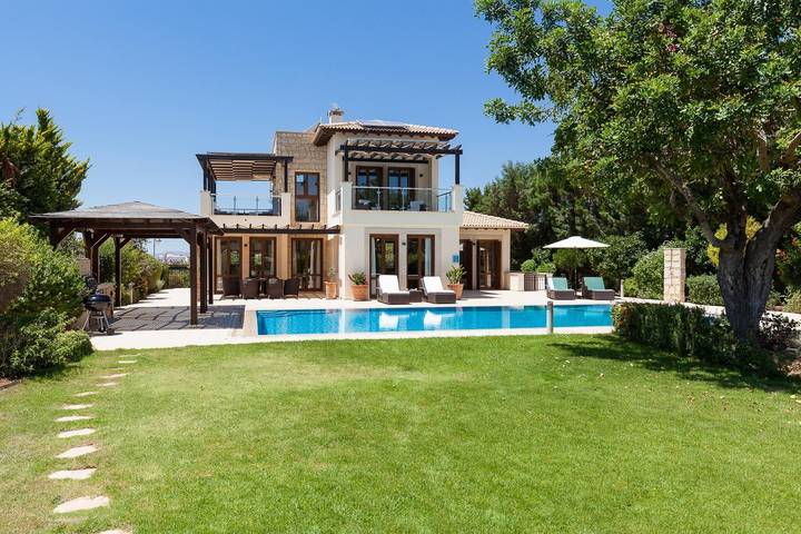 Villa for 8 people, with pool and garden in Aphrodite Hills