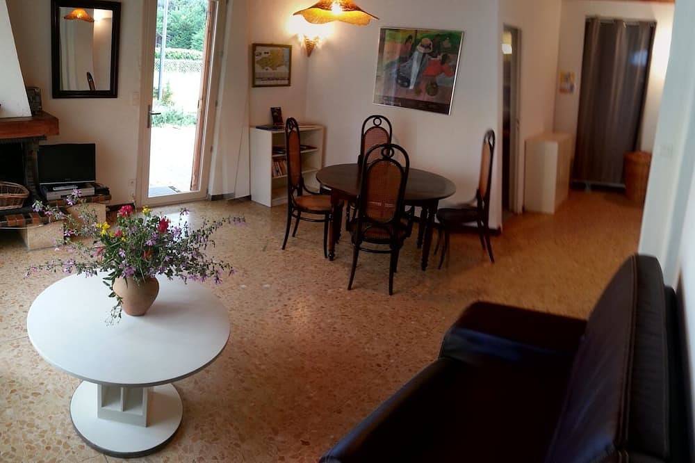 Entire apartment, Spacious holiday cottage and garden in the country in Thuir, Perpignan region