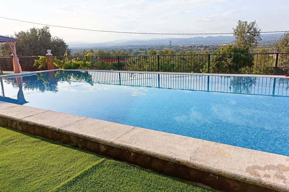 Good view,very big swimmingpool 80 metros .quite ,forest,, City of music in Llíria, Valencia Provinz