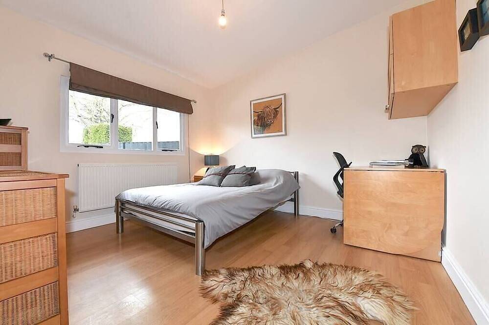 Gorgeous 3Bd Cottage with Parking Nr Guildford in Worplesdon, Guildford