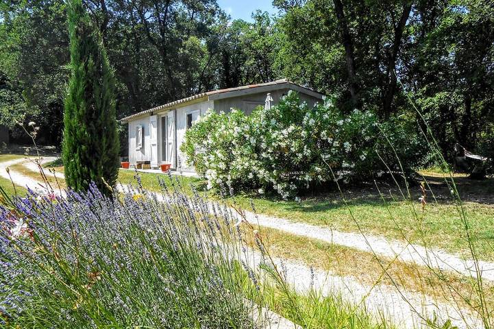 Gîte pour 4 personnes, avec Terrasse ainsi que Jardin et Piscine