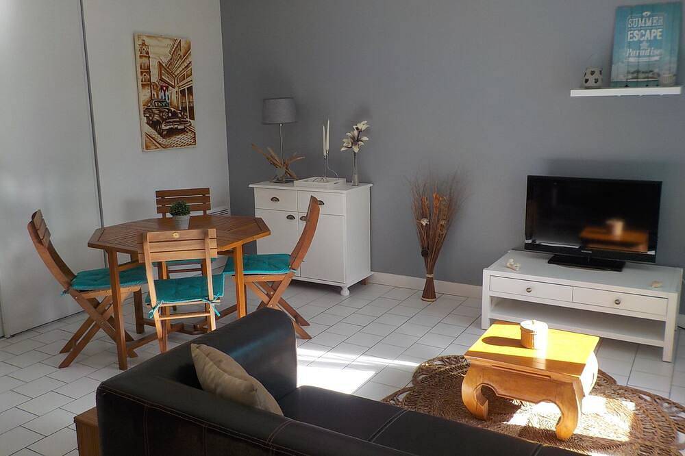 Entire apartment, Charming T2 house in a quiet condominium near the beaches. in Vaux-sur-Mer, Côte de Beauté