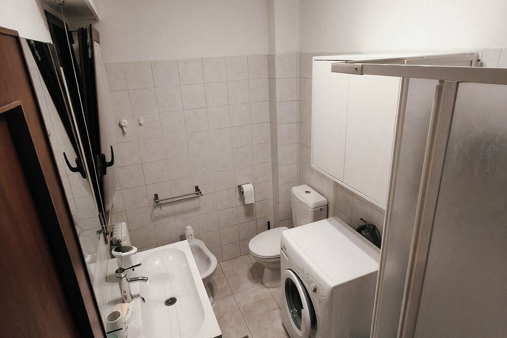 Ganze Wohnung, Lake and Sun House is a comfortable apartment within walking distance of the lake and services in Lavena Ponte Tresa, Luganer See (Lombardei)