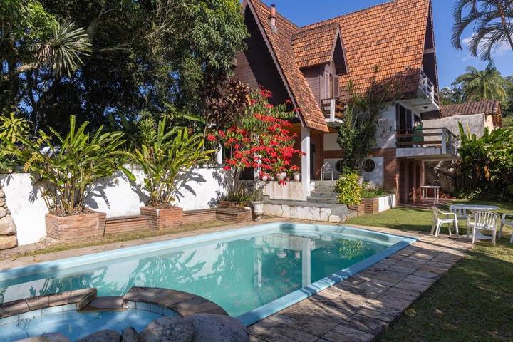 Casas e apartamentos de temporada para 7 pessoas, com jardim e piscina e ainda balcão, com animais de estimação em Arujá
