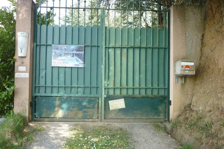 Location de vacances pour 2 personnes, avec piscine et terrasse ainsi que jardin et vue dans Loupia - 2