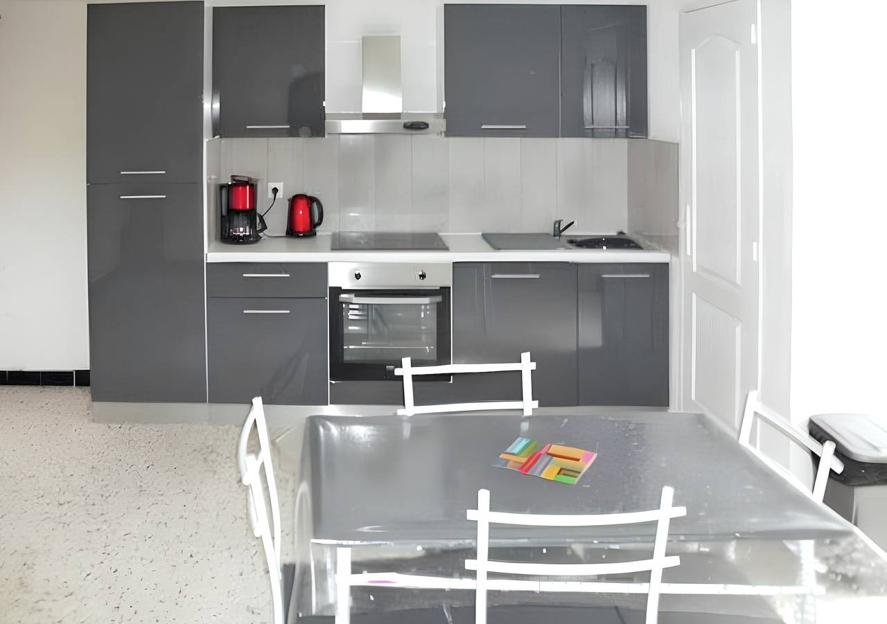 Apartamento entero, Amplio Apartamento en Bessèges - Vista a la Montaña y Terraza in Bessèges, Cevenas
