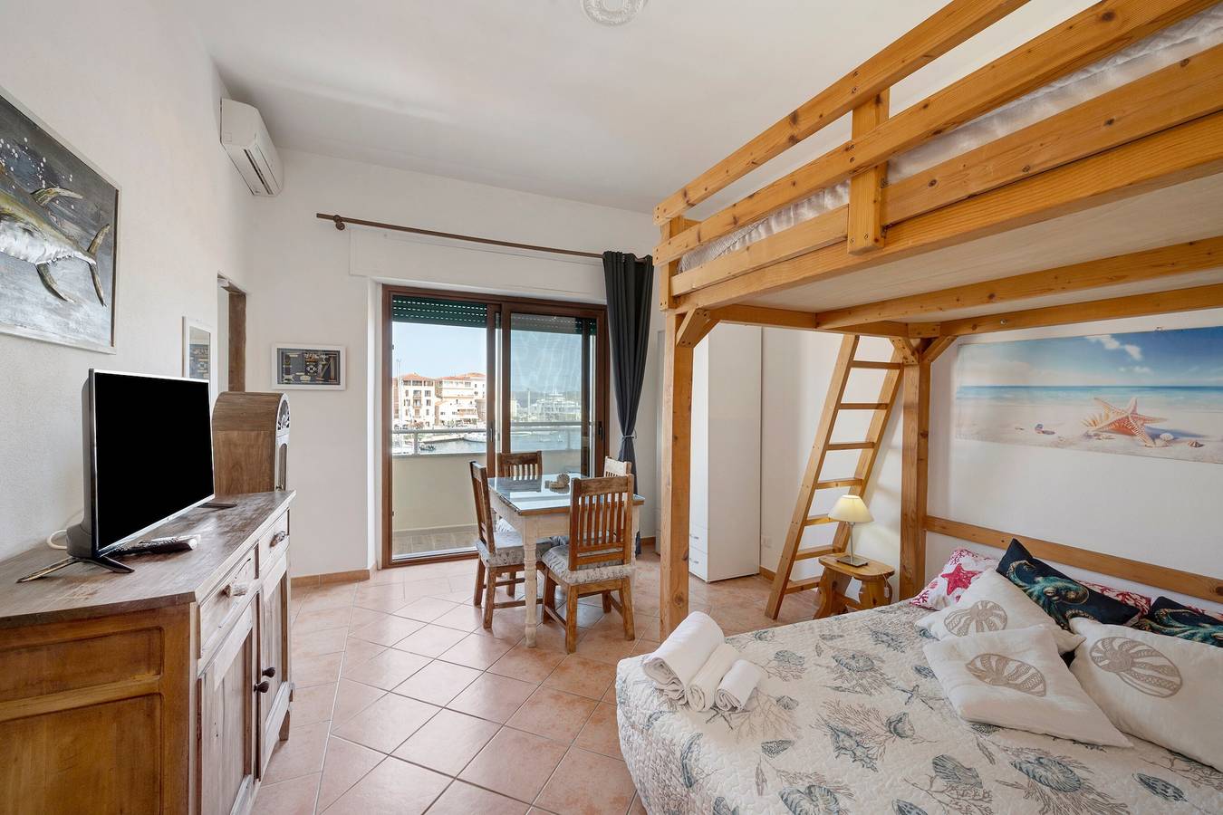 Ganzes Studio, Einzimmerapartment "Casa Silvia" mit Meerblick, Balkon und Klimaanlage in Parco Nazionale dell'Arcipelago di La Maddalena, La Maddalena