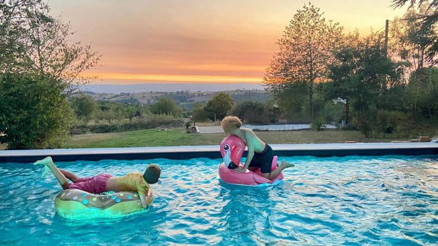 Location de vacances pour 6 personnes, avec terrasse et vue ainsi que piscine et jardin à Saint-Médard-en-Forez