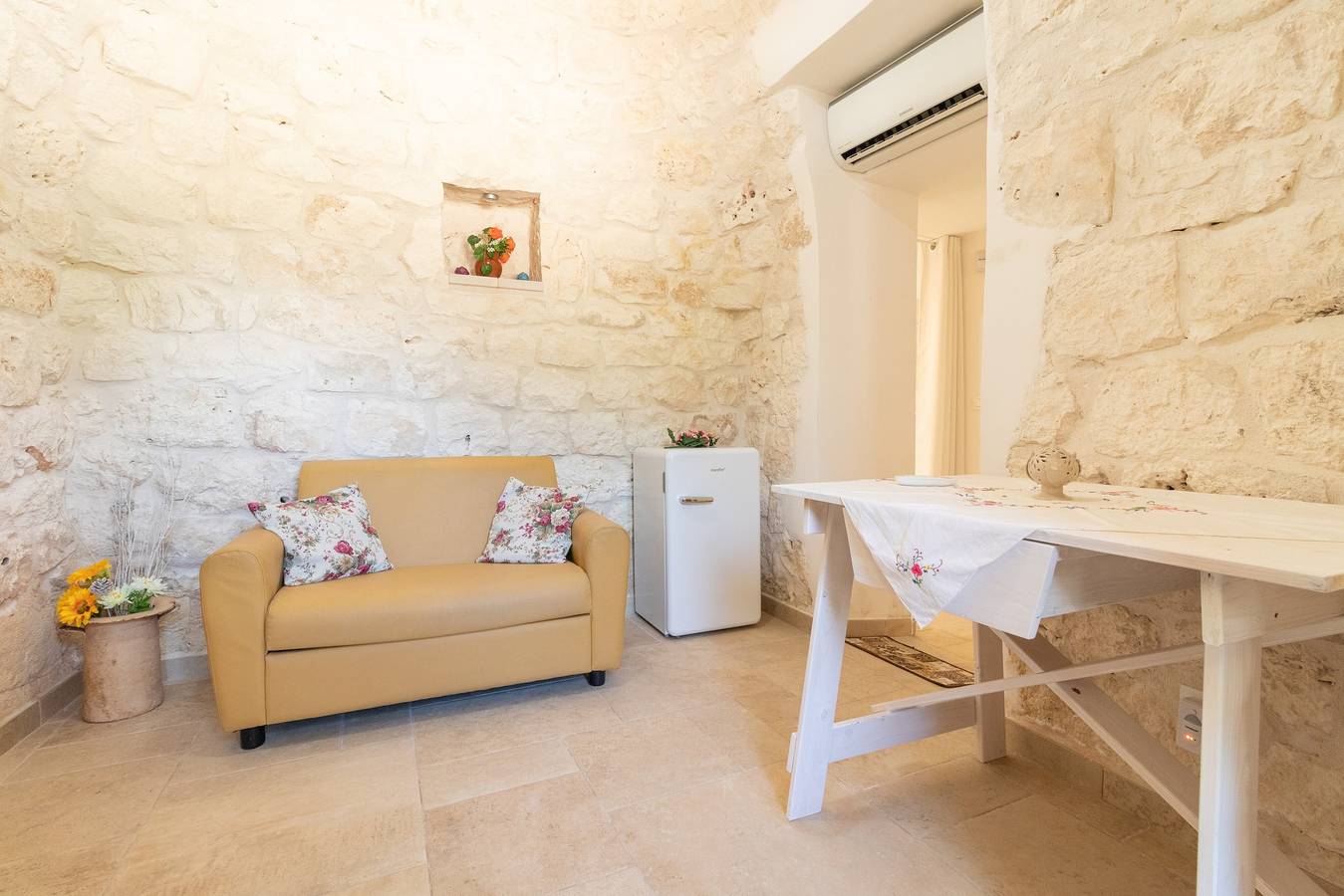 Villa Carsica con terrazza e Wi-Fi, adatta agli animali domestici in Ceglie Messapica, Salento