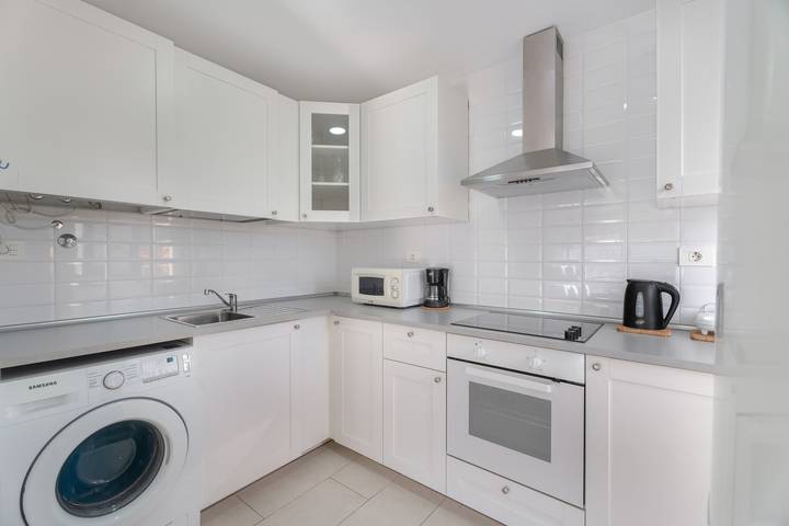 Appartement entier, Vacances 'Ático Home' avec vue sur la mer, balcon et Wi-Fi in Los Cristianos, Arona