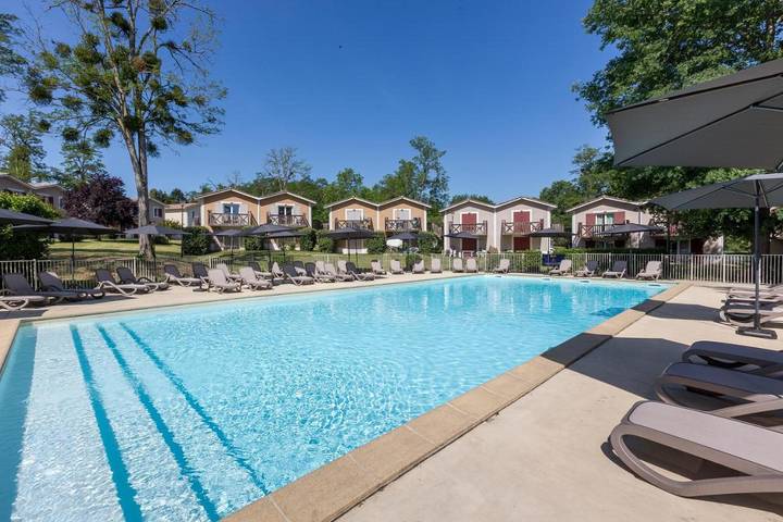 Location de vacances pour 2 personnes, avec Balcon et Terrasse ainsi que Jardin et Piscine à Barbaste