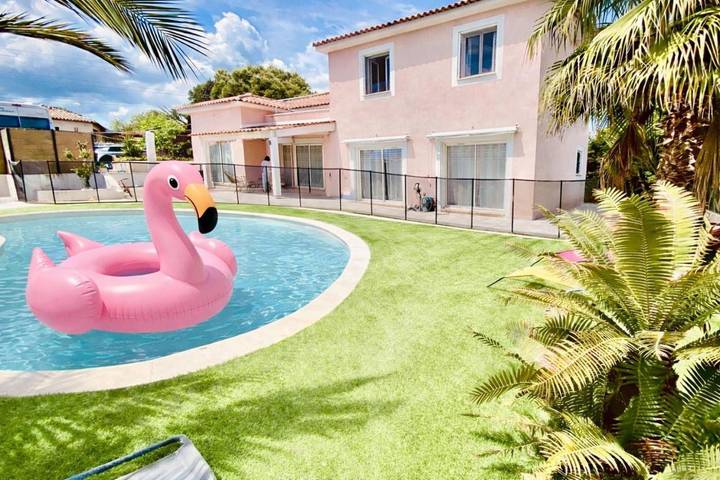 Villa pour 9 personnes, avec piscine et jardin, adapté aux familles à Puget-sur-Argens