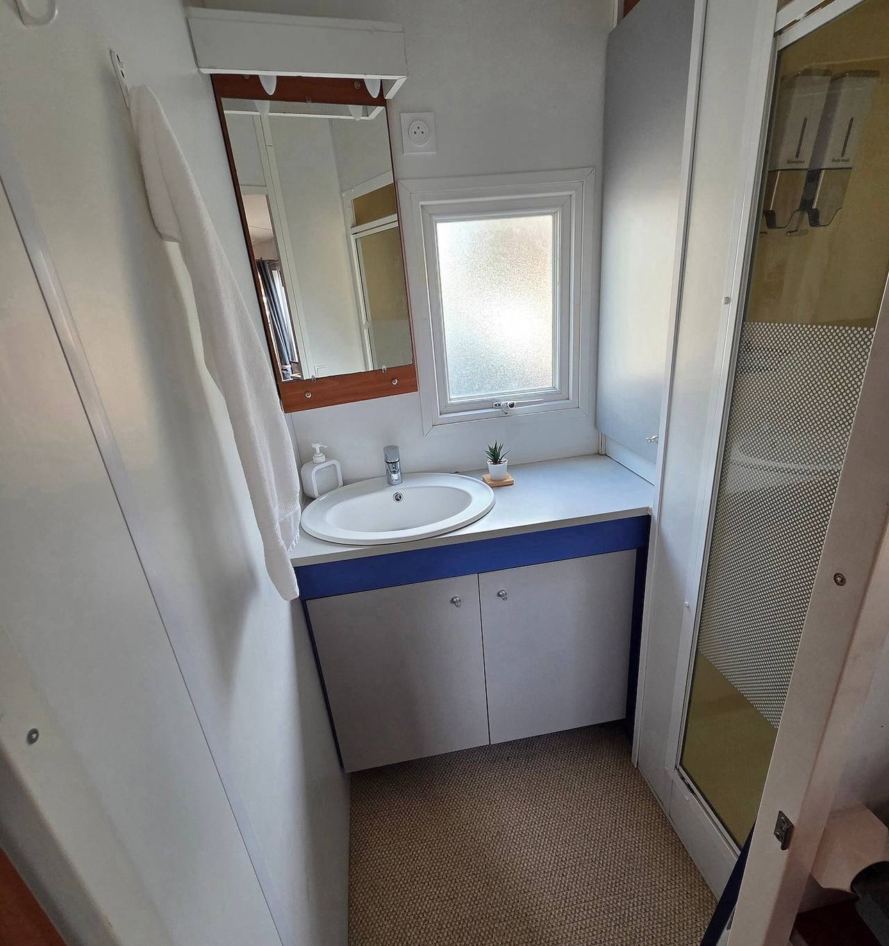 Mobil-home “Pro” con terraza privada y Wi-Fi in Pélissanne, Region de Aix-en-Provence