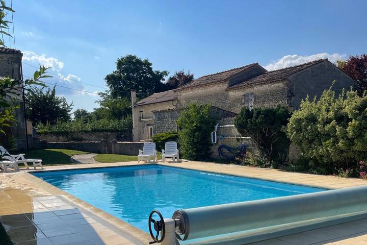 Location de vacances pour 8 personnes, avec Terrasse ainsi que Jardin et Piscine à La Croix-Comtesse