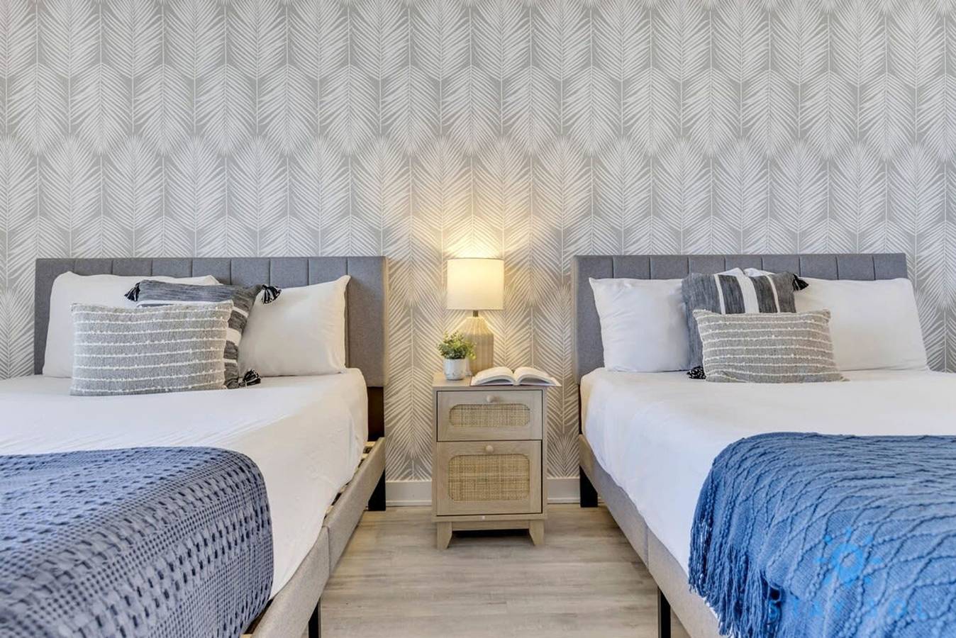 Entire studio, Modern Resort Apartment with Balcony Pool Gym in Hallandale Beach, Broward County