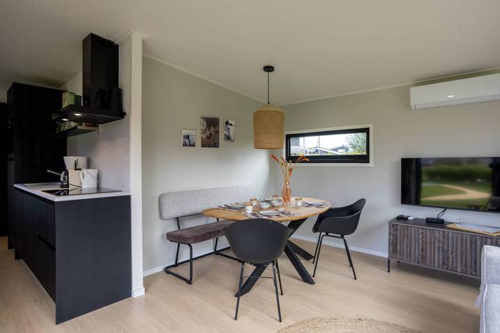 Charmantes 4P Ferienhaus mit Klimaanlage und Whirlpool direkt an den friesischen Seen. in Friesland