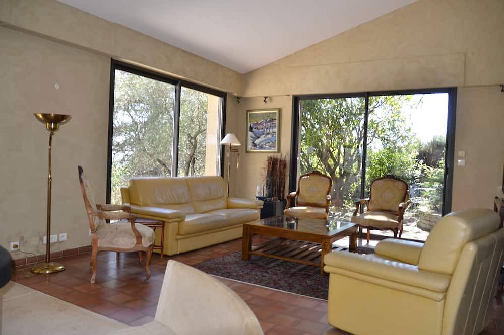 Comfortable villa with private pool not overlooked in a quiet area in Saint-Hilaire-de-Brethmas, Alès region