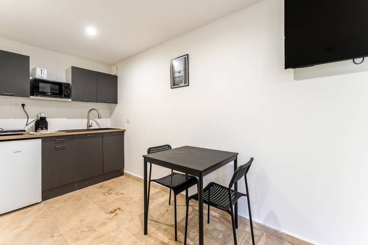 Entire studio, Studio Apartment 'Canto Cigalo Rdc 3' with Wi-Fi and Air Conditioning in Robion, Parc naturel régional du Luberon