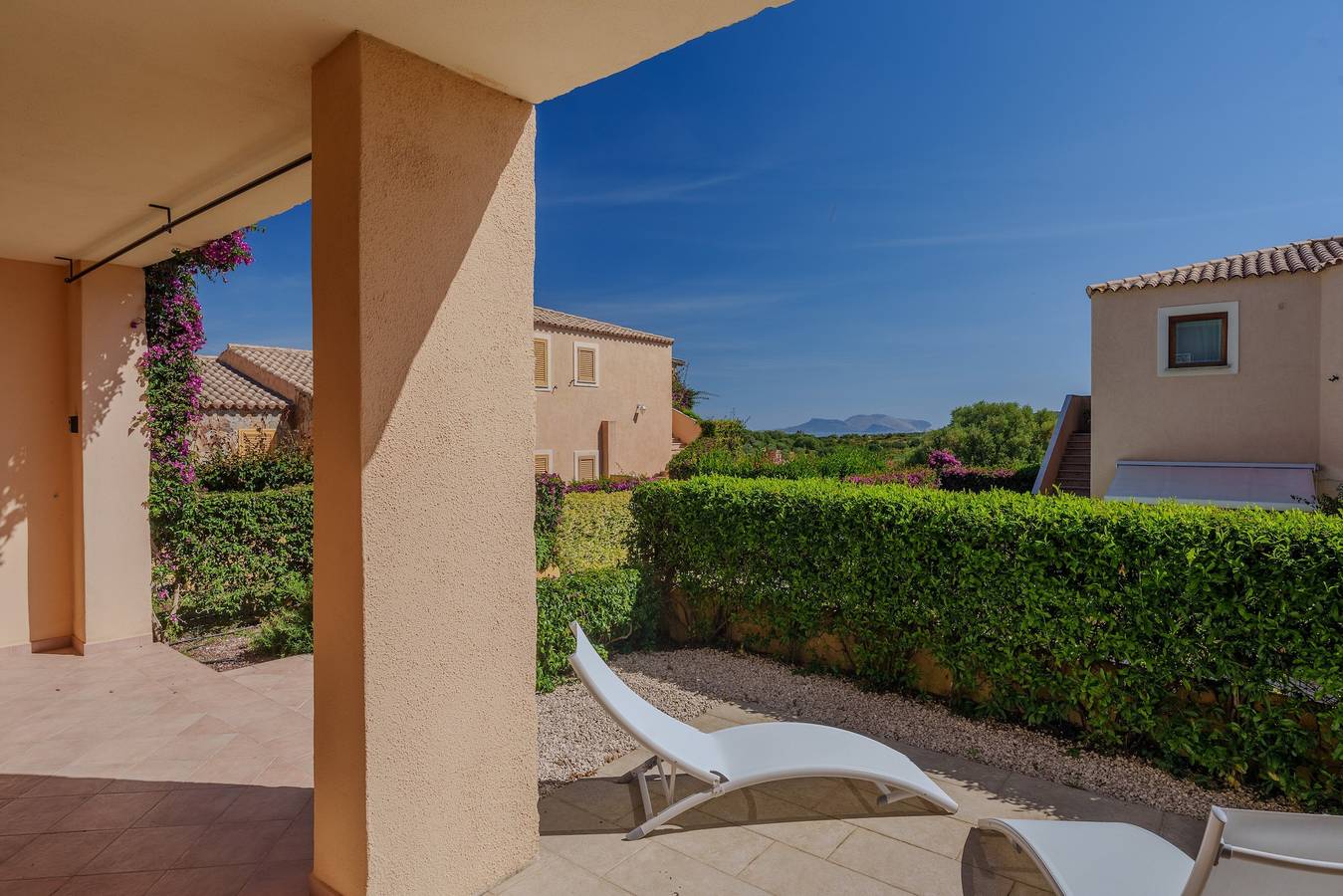 Ganze Wohnung, Apartment 'Avocado' mit Gemeinschaftspool, privatem Garten und Klimaanlage in Maltineddu, Gallura