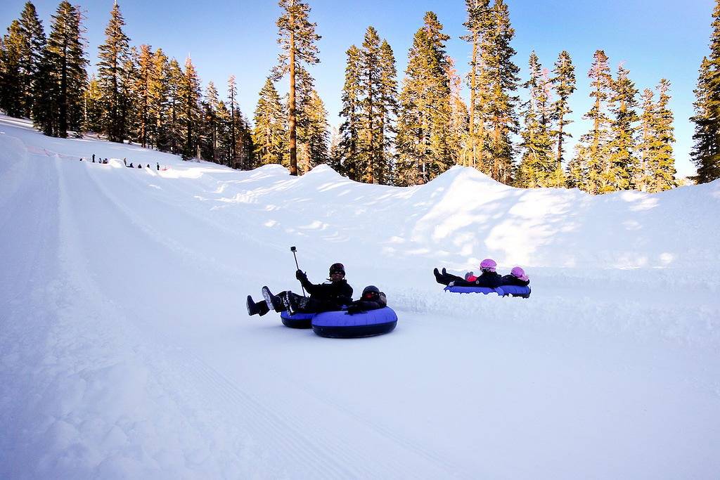 Ganze Wohnung, Diese Ski-in / Ski-out-Wohnung bietet einen atemberaubenden Blick auf die Berge und einen gemeinsamen Whirlpool! in Mammoth Lakes, Mammoth Mountain
