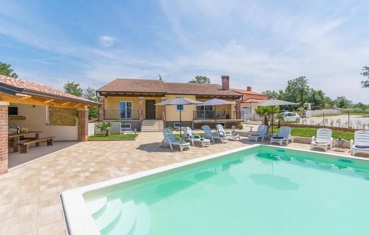 Ferienhaus für 8 Personen, mit Balkon und Terrasse sowie Garten und Pool in Žikovići