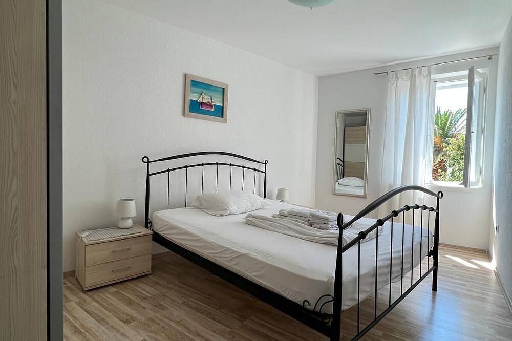 Ganze Wohnung, Central Baška Voda Beachfront Apartment with Ac, Wifi, parking & a stunning view in Baska Voda, Makarska Riviera