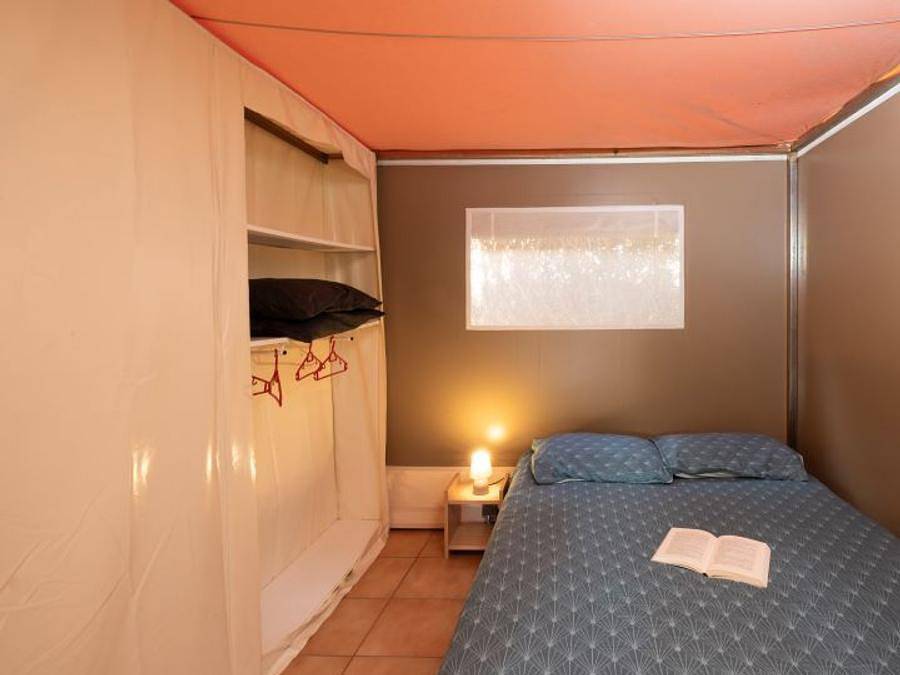 Camping Le Lac Des Sapins  - Tente en toile et en bois 5 personnes - Lodge 2 chambres 5 pers in Saint-Victor-sur-Rhins, Région de Roanne