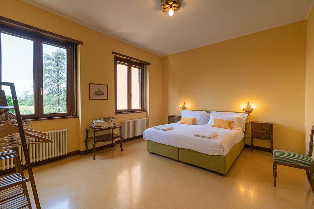 Villa Madonnina is a charming villa with tennis court, soccer field and bocce court. in Piacenza, Piacenza Provinz