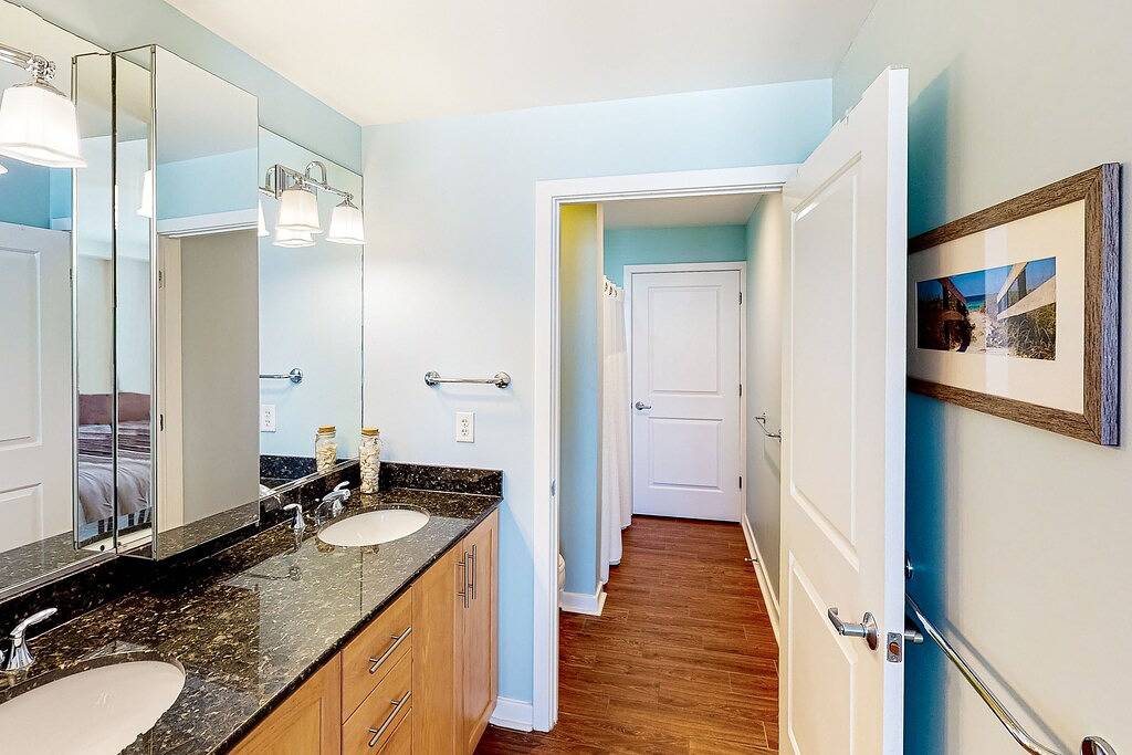 Ganze Wohnung, Coastal-themed beachfront condo with water views, W/D, pool, gym & Ac in Sandbridge Beach, Sandbridge