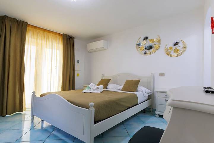 Villa Le Porpore between Positano and Amalfi, with an enchanting sea view. in Furore, Sorrento Coast