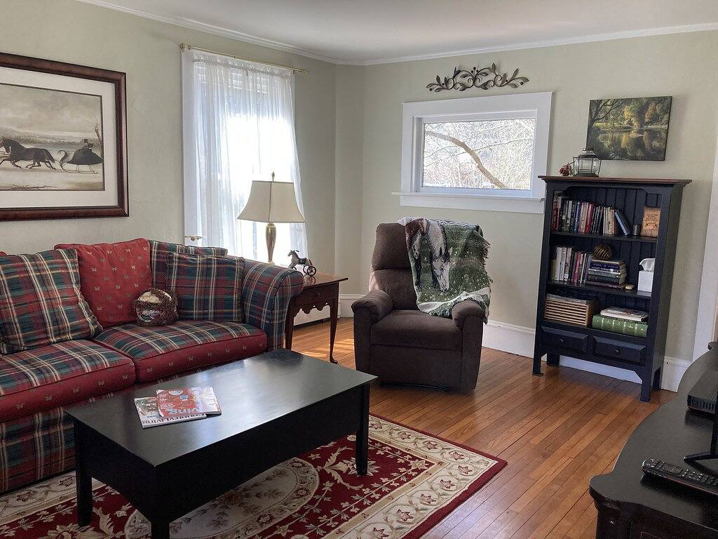 Quaint & Cozy Guest House on Main St., park & walk downtown, Wi-Fi available. in Tioga County