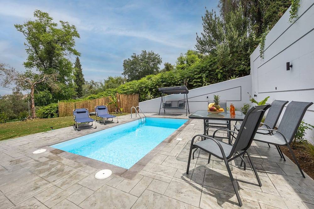 Ganze Wohnung, Private apartment with swimming pool just 1.2 klm from the beach! in Potamos, Korfu