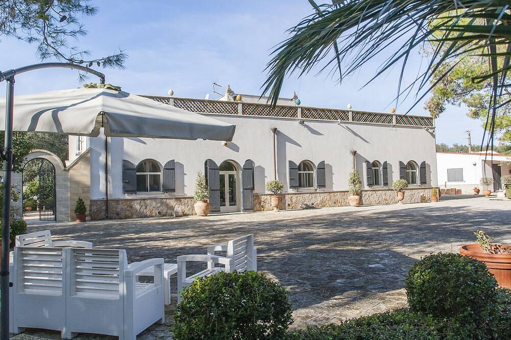 Romantic Italian villa with superb heated pool and beautiful gardens near Oria in Oria, Salento