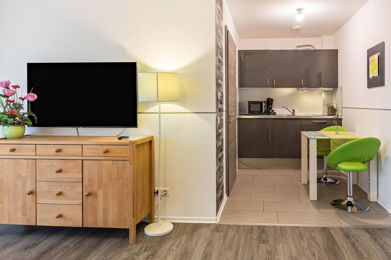 Ganze Wohnung, Ferienwohnung 2 im Appartementhaus "Aach Apart" am Bodensee mit Wlan & Balkon in Rielasingen-Worblingen, Hegau