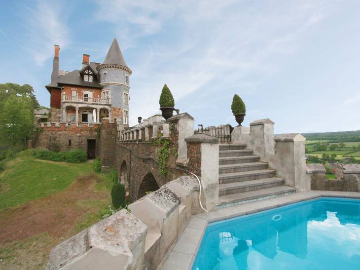 Gîte pour 34 personnes, avec Balcon/Terrasse et Terrasse ainsi que Jardin et Piscine en Belgique
