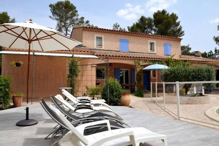 Location de vacances pour 12 personnes, avec piscine et vue ainsi que jardin et sauna à Gréasque - 2