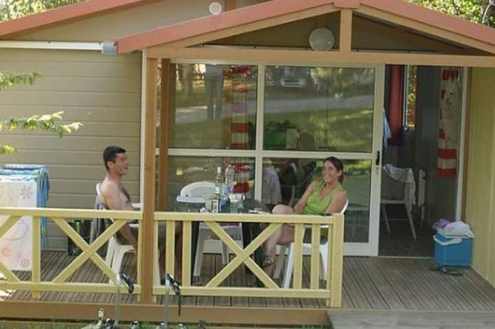 Chalet pour 4 personnes, avec piscine et terrasse, animaux acceptés