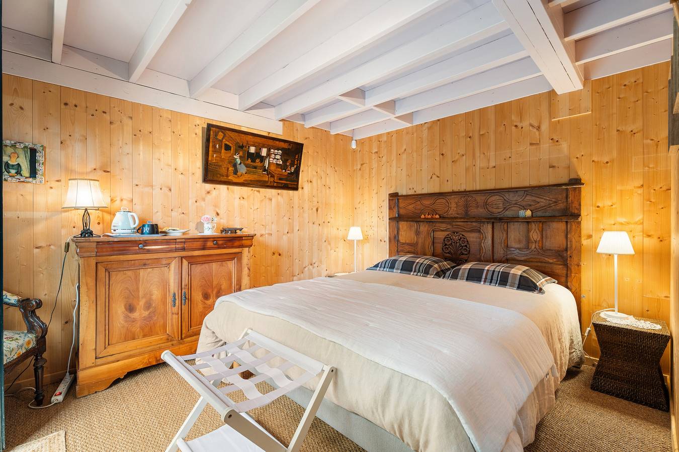 Guesthouse 'La Cabane dans les charmes' with private terrace, shared garden and Wi-Fi in Pleudihen-sur-Rance, Dinan region